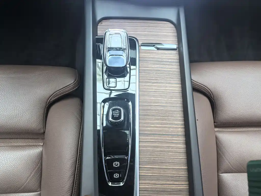 Volvo XC60 2023 B5 AWD Zhiyuan Luxury Edition