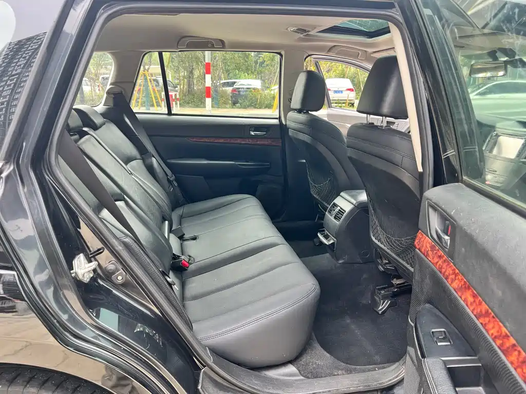 2010 Subaru Outback 2.5i Luxury Edition