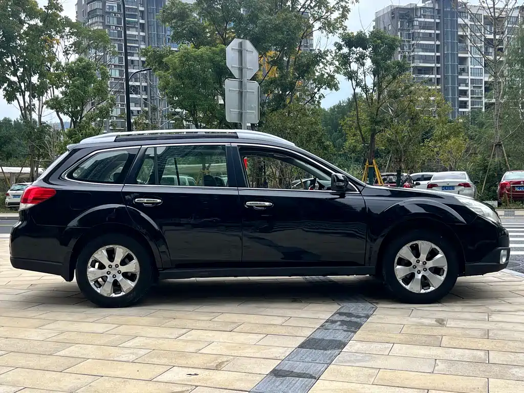 2010 Subaru Outback 2.5i Luxury Edition