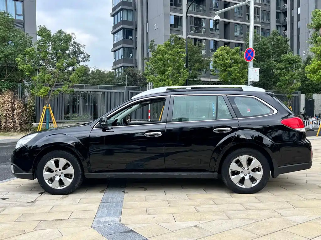 2010 Subaru Outback 2.5i Luxury Edition