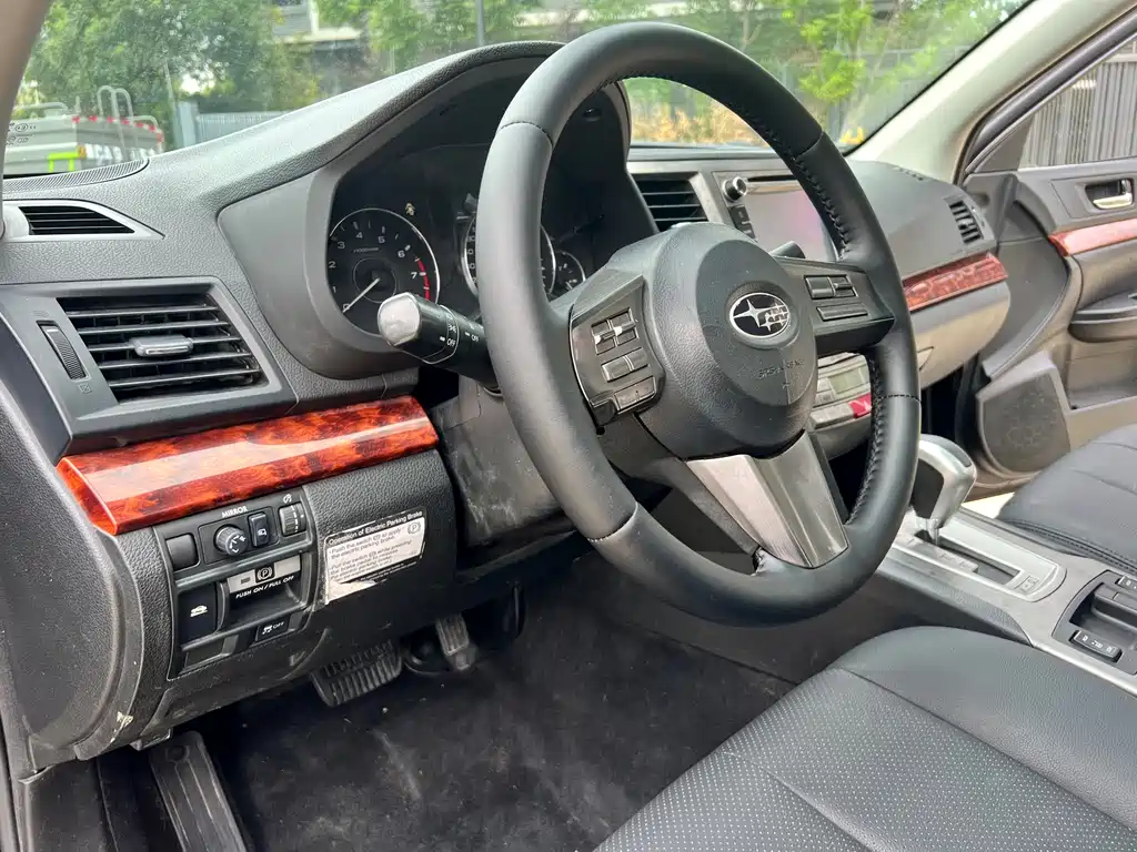 2010 Subaru Outback 2.5i Luxury Edition