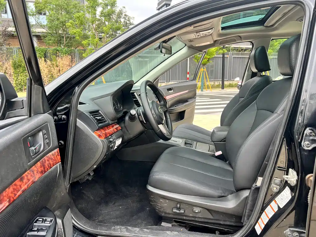 2010 Subaru Outback 2.5i Luxury Edition