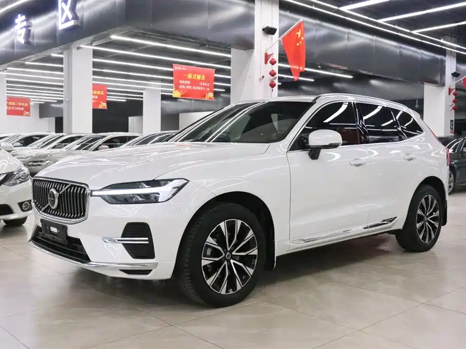 Volvo XC60 2023 B5 AWD Momentum