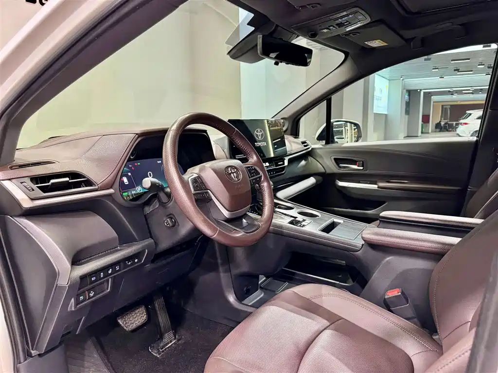 Toyota Sienna 2023 2.5L Hybrid Platinum Edition