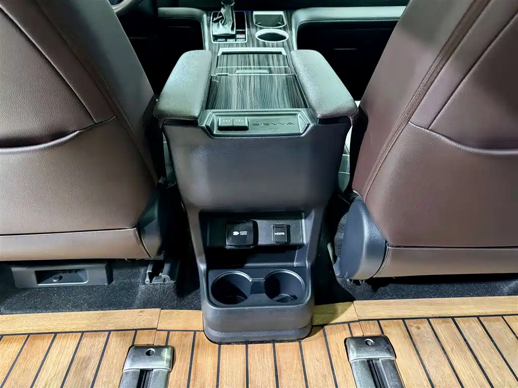 Toyota Sienna 2023 2.5L Hybrid Platinum Edition
