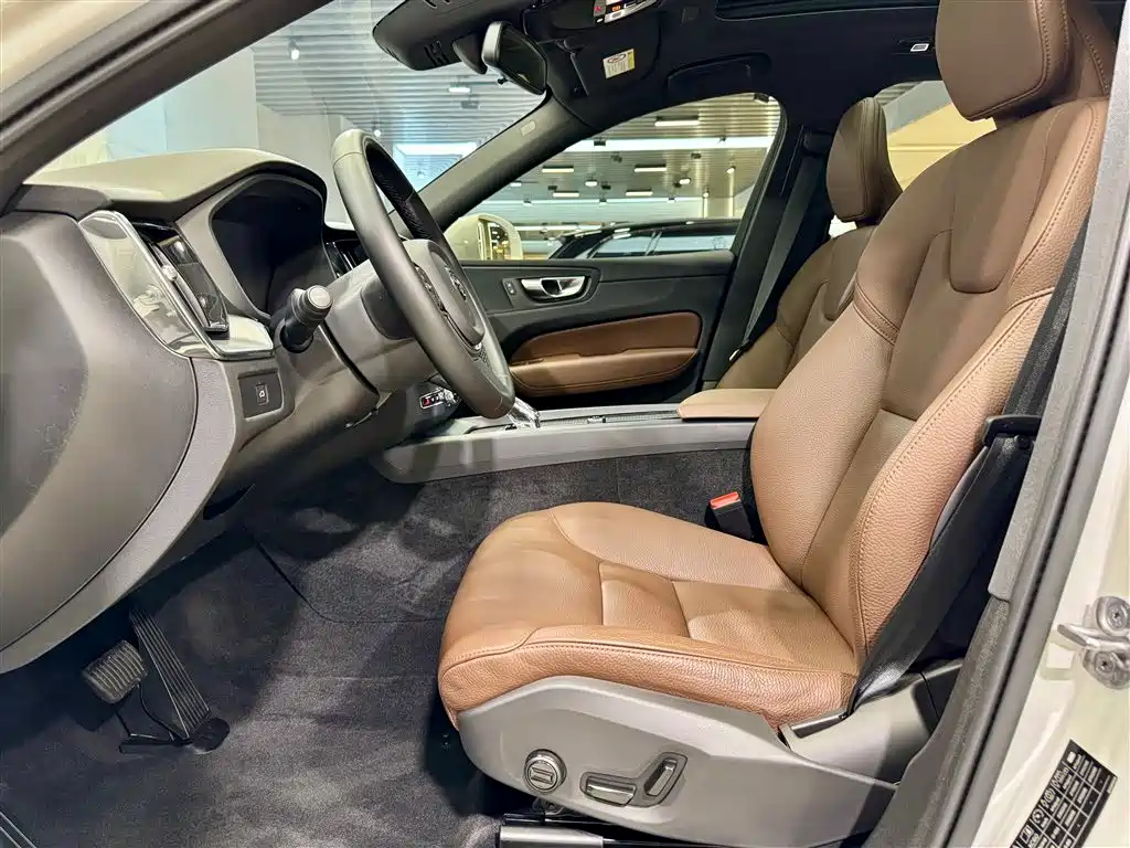 Volvo XC60 2025 B5 AWD Momentum Luxury Edition