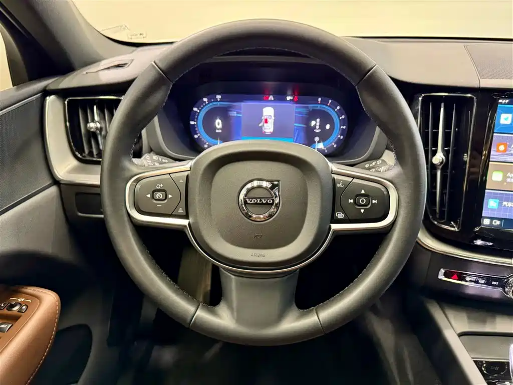 Volvo XC60 2025 B5 AWD Momentum Luxury Edition
