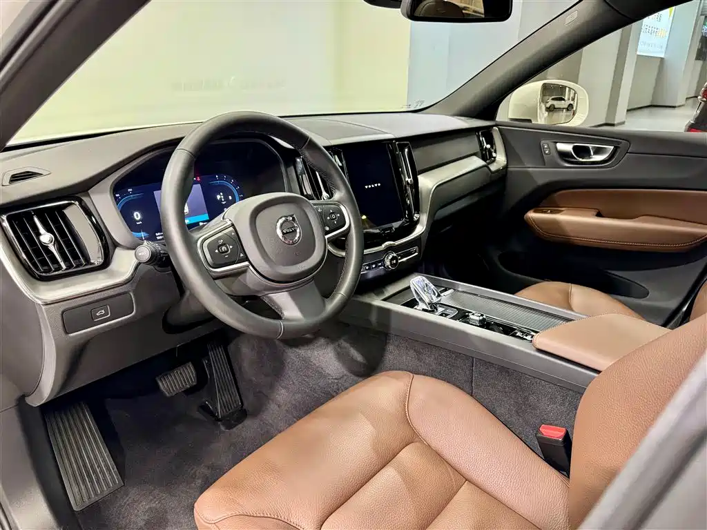 Volvo XC60 2025 B5 AWD Momentum Luxury Edition