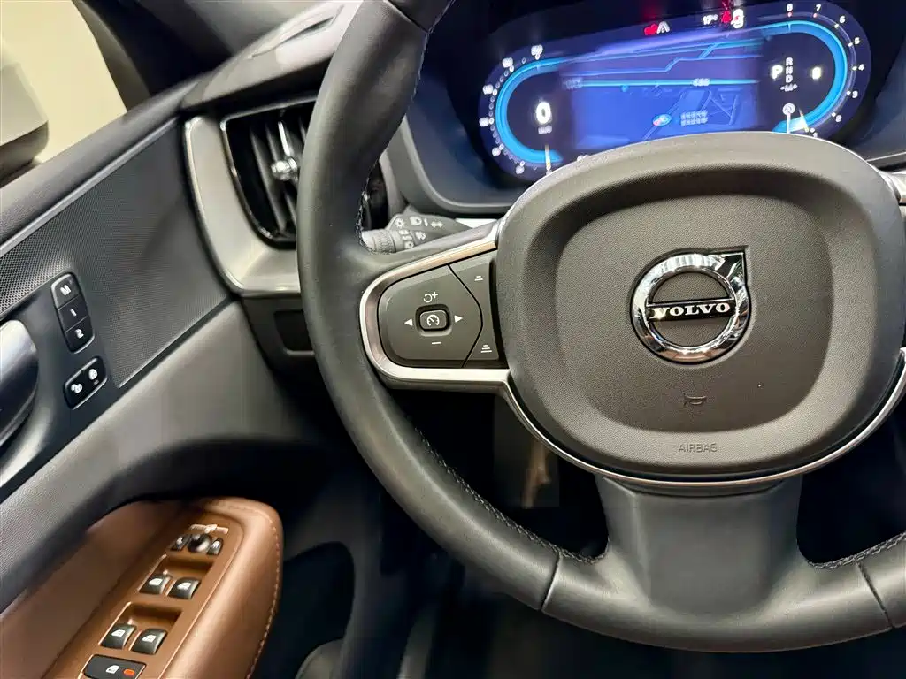Volvo XC60 2025 B5 AWD Momentum Luxury Edition