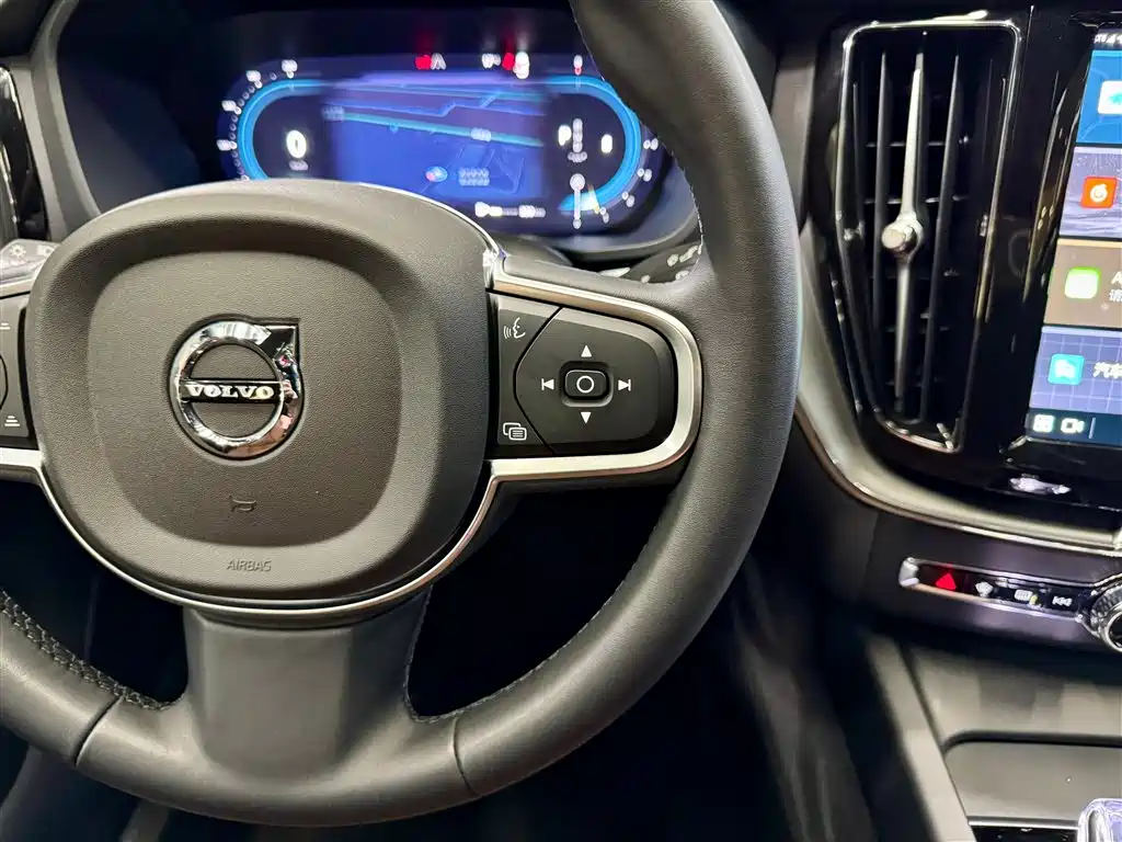 Volvo XC60 2025 B5 AWD Momentum Luxury Edition