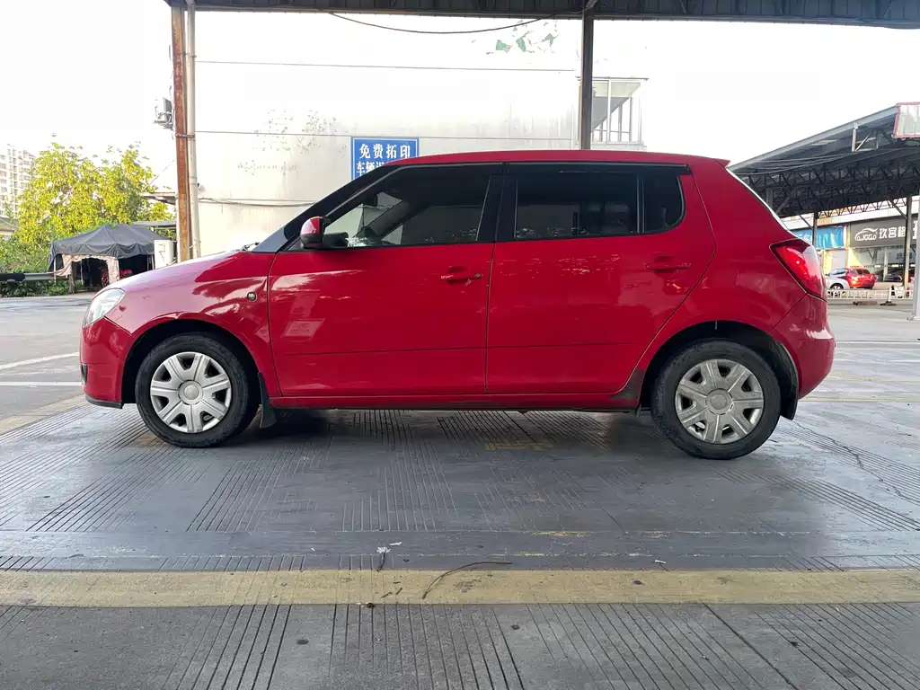 Skoda Fabia 2011 1.4L Automatic Jingling Edition