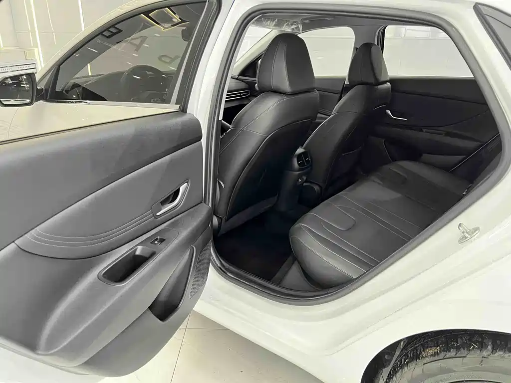 Hyundai Elantra 2022 1.5L CVT LUX Premium Edition