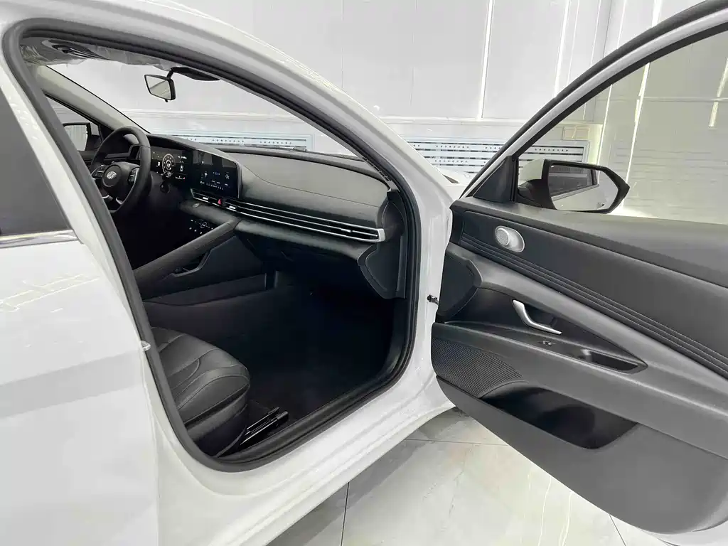 Hyundai Elantra 2022 1.5L CVT LUX Premium Edition