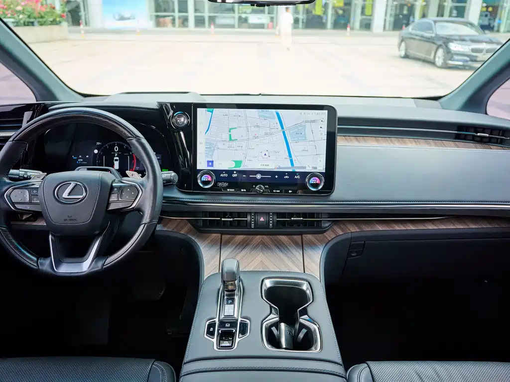 Lexus LM 500h