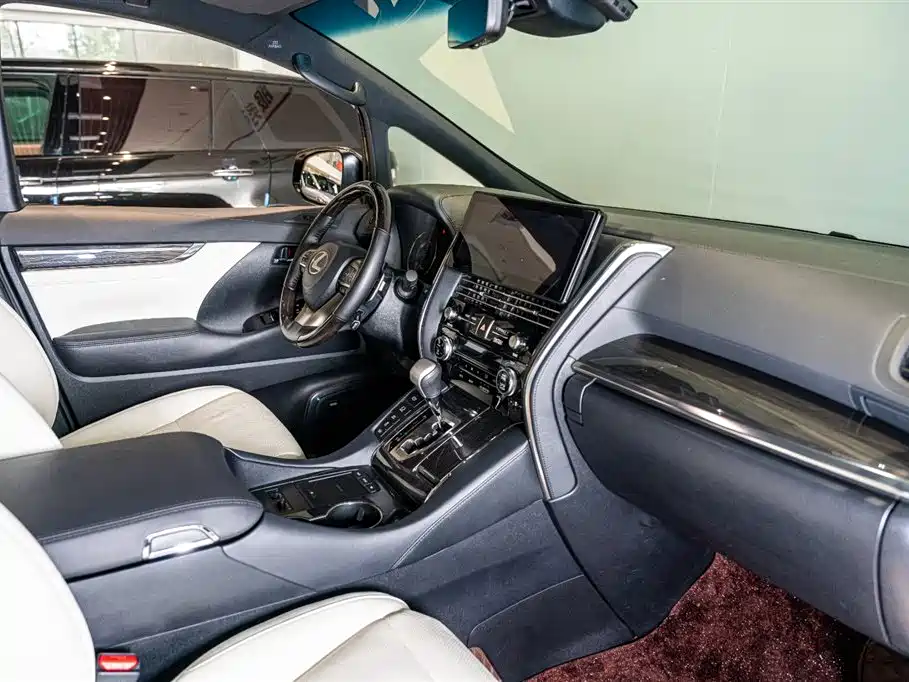 Lexus LM 300h