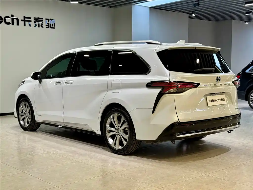 SIENNA 2023 2.5L HEV Platinum Edition