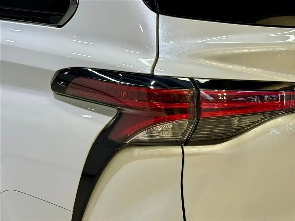 SIENNA 2023 2.5L HEV Platinum Edition