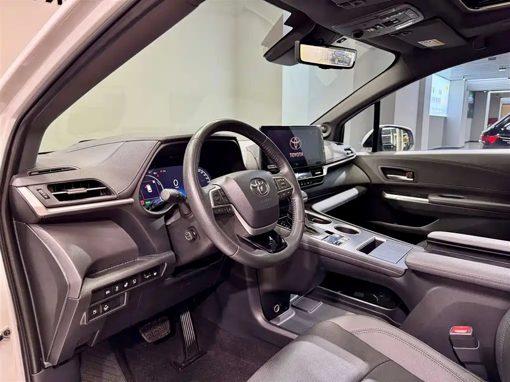 SIENNA 2023 2.5L HEV Platinum Edition