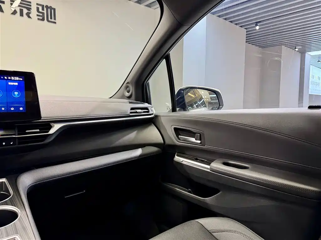 SIENNA 2023 2.5L HEV Platinum Edition