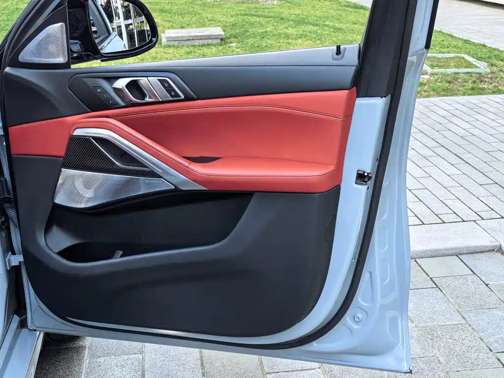 BMW X6 M Competition 2023 - фото 15