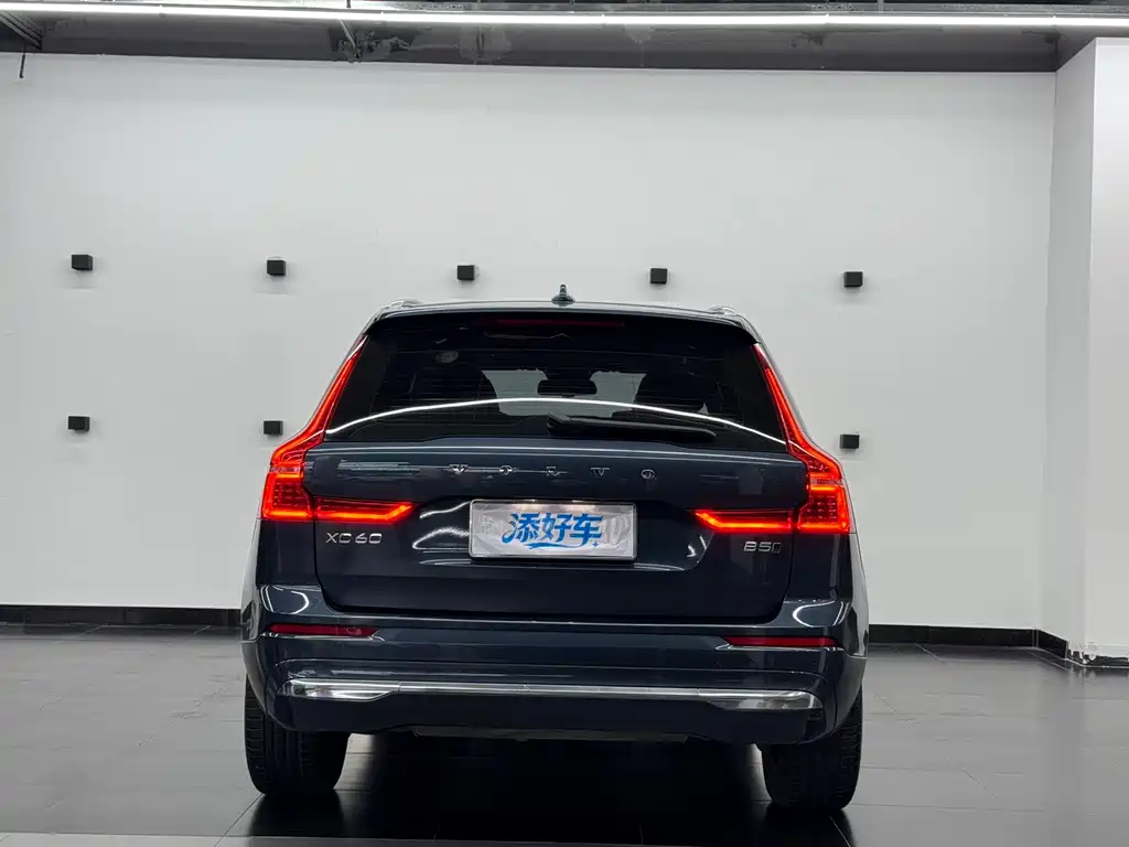 Volvo XC60 2023 B5 AWD Momentum Luxury Edition