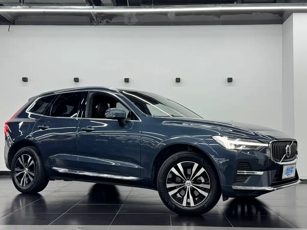 Volvo XC60 2023 B5 AWD Momentum Luxury Edition