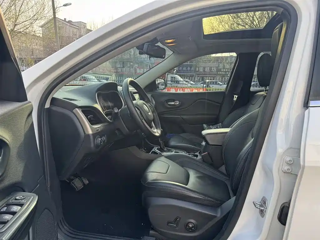 Jeep Cherokee 2017 model 2.0L Superior Edition