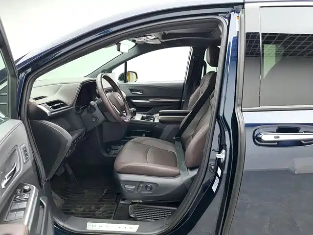 Toyota Granvia 2023 2.5L Hybrid Flagship VIP Edition