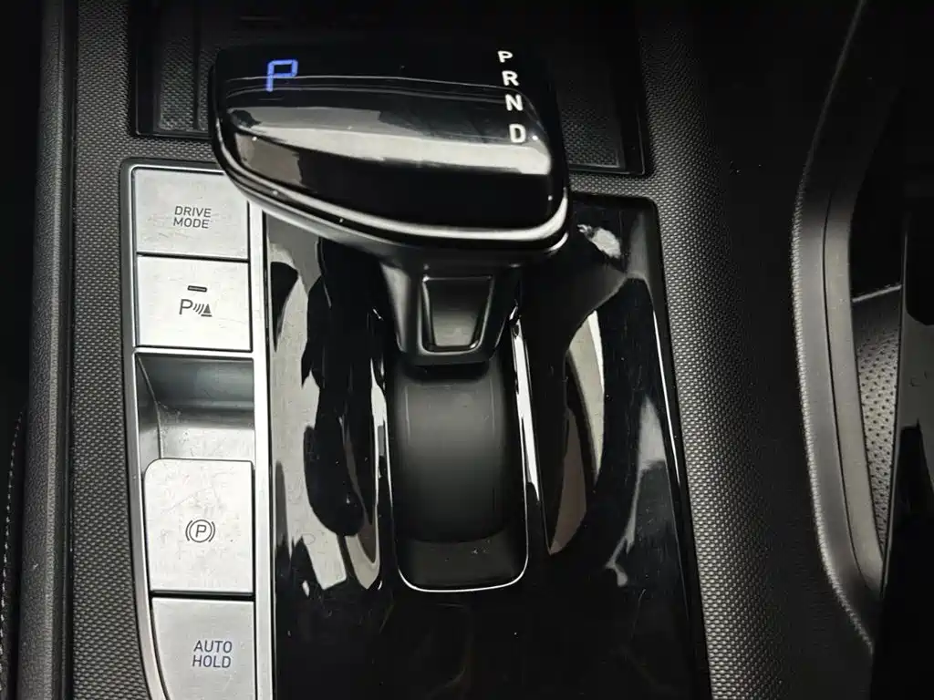 Hyundai Elantra 2022 1.5L CVT LUX Premium Edition