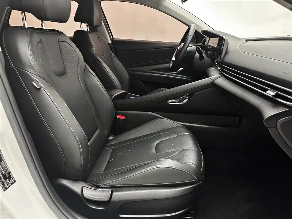 Hyundai Elantra 2022 1.5L CVT LUX Premium Edition