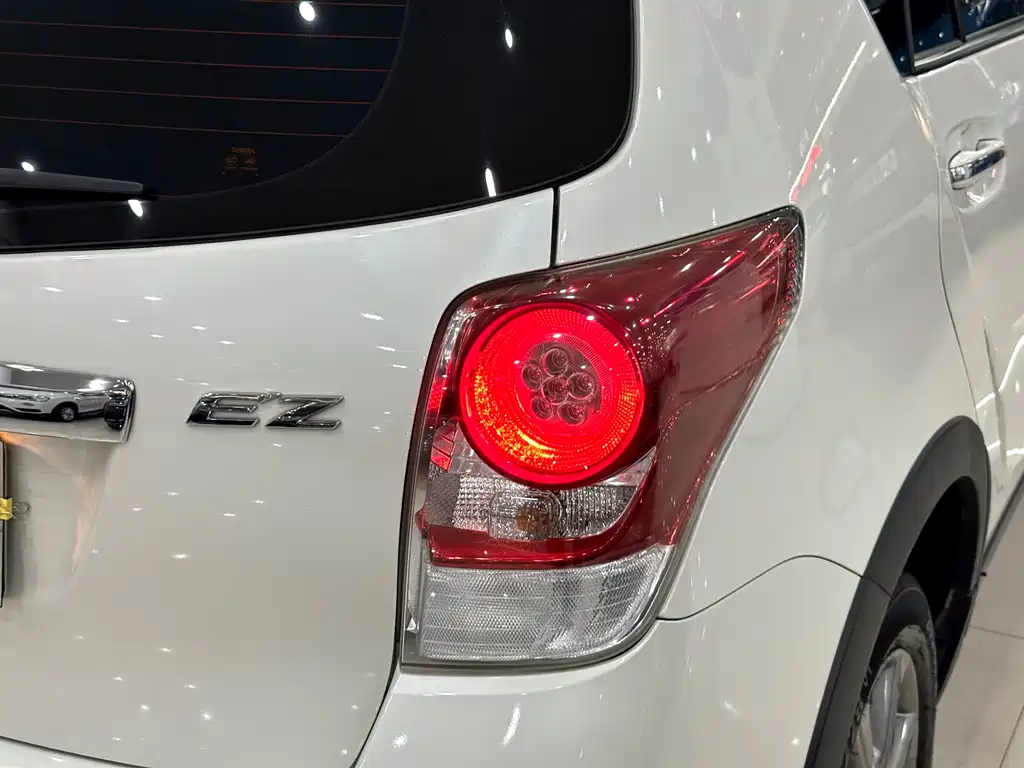 Yizhi 2015 180E CVT Crossover Edition