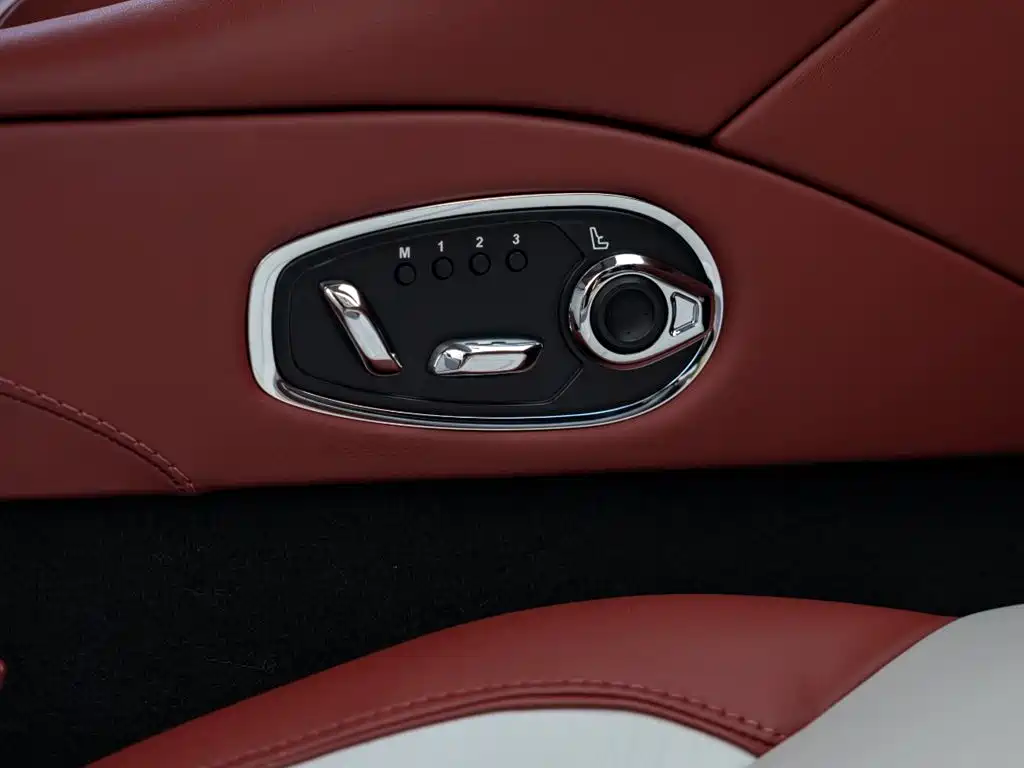 Aston Martin DBS Superleggera V12 Coupe