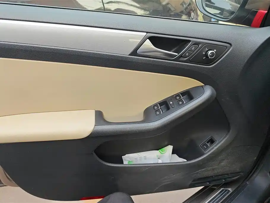 Volkswagen Sagitar 2014 Facelift 1.6L Automatic Comfort Edition