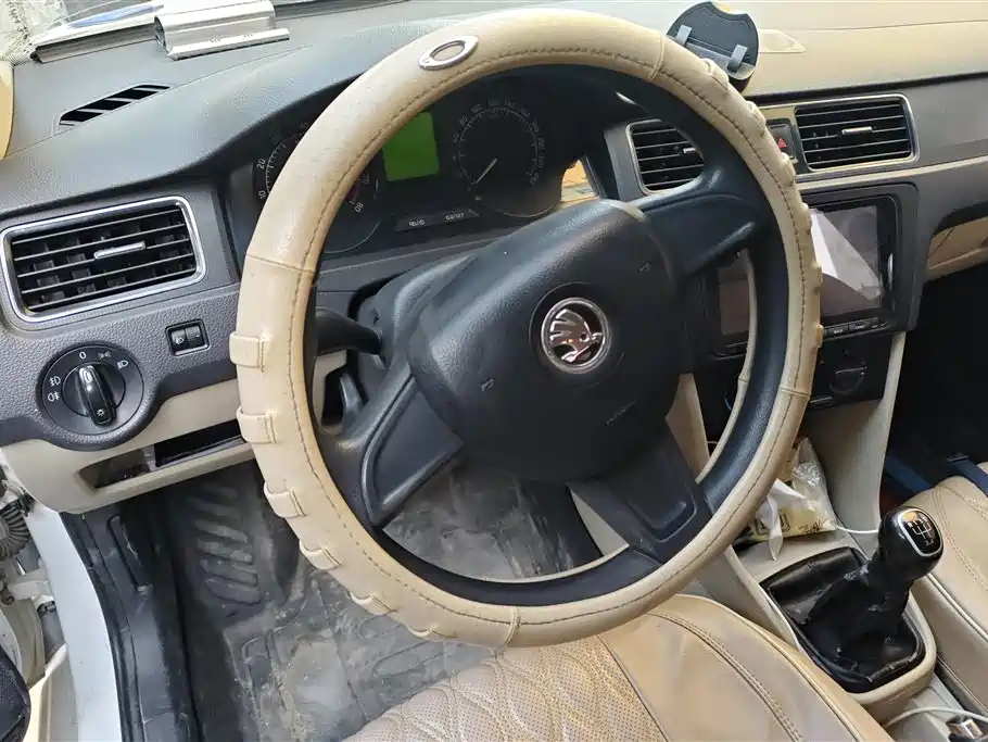 Skoda Rapid 2015 1.6L Manual Zhixuan