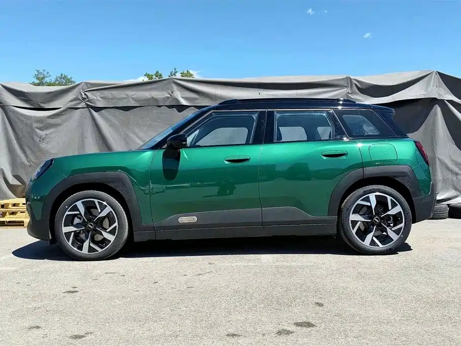 2025 MINI Cooper SE Aceman Classic
