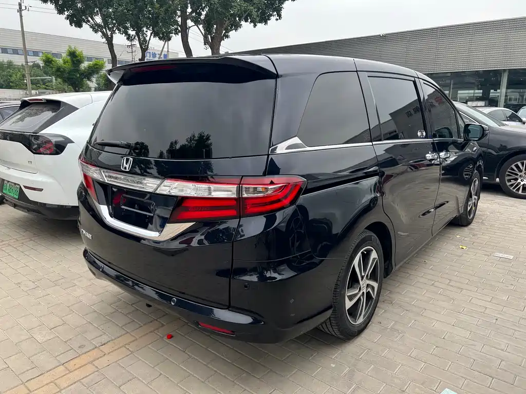 Odyssey 2015 Facelift 2.4L Supreme Edition
