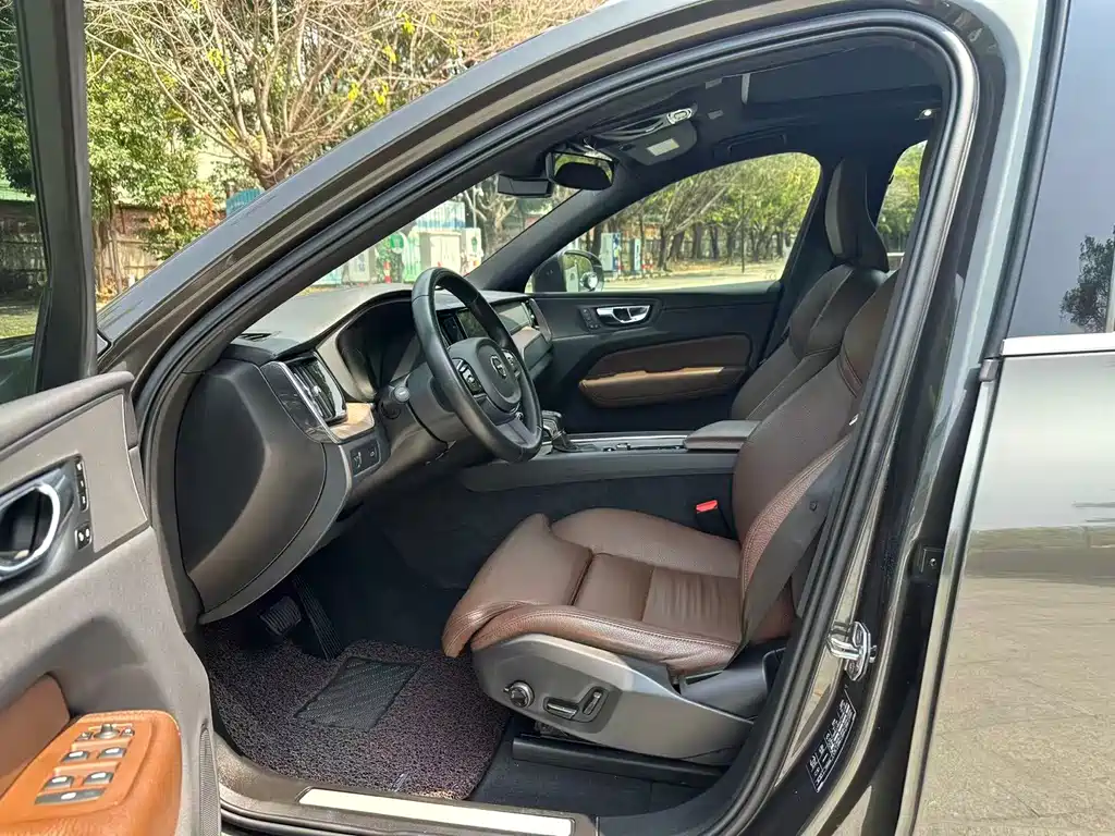 Volvo XC60 2021 T5 AWD Momentum