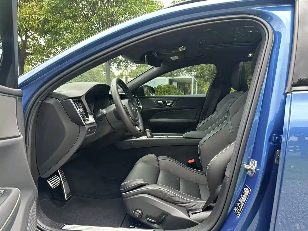 Volvo V60 2021 B5 R-Design