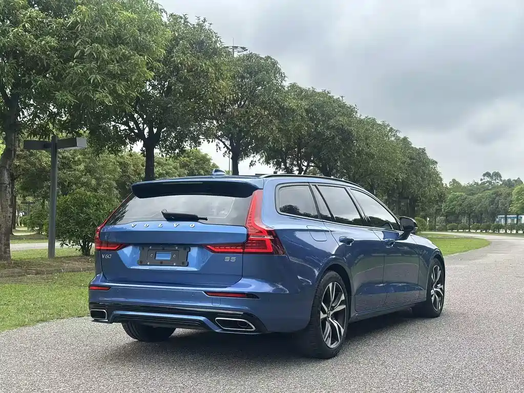 Volvo V60 2021 B5 R-Design