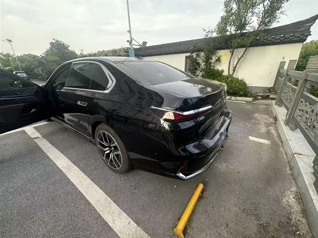 BMW 7 Series 2023 735Li M Sport Package