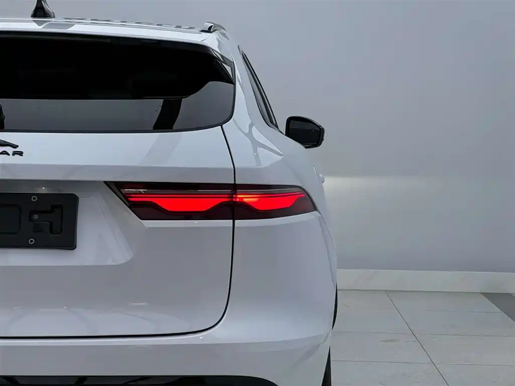 Jaguar F-PACE 2024 P250 R-Dynamic SE