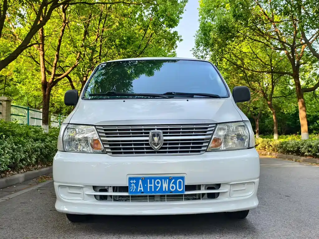 Brilliance Granvia 2016 2.0L Classic Edition Standard Long Wheelbase 9-Seater