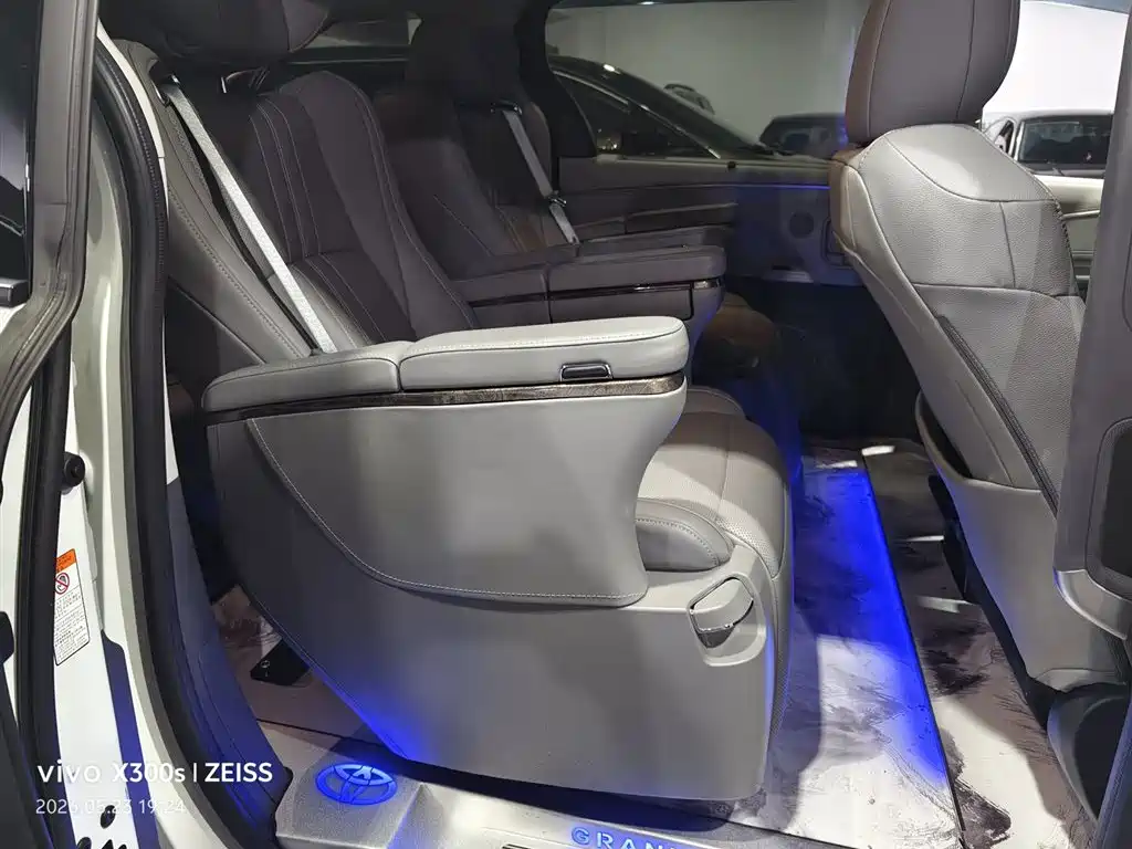 Toyota Granvia 2023 2.5L Hybrid Luxury Edition