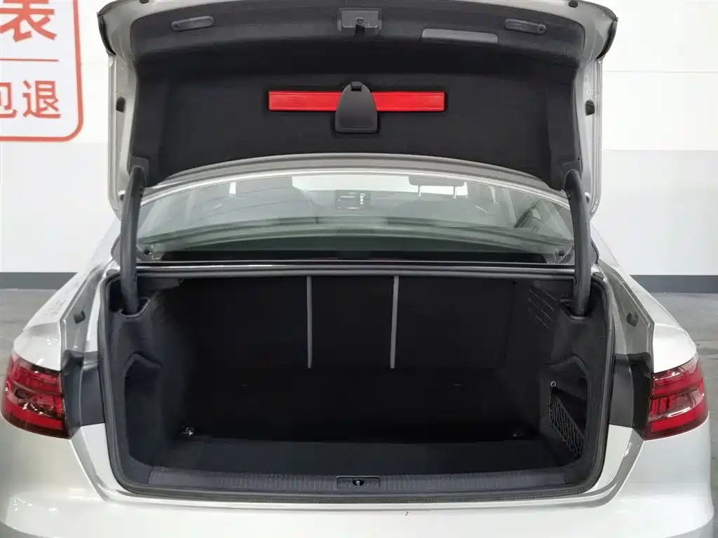 Audi A4L 2018 30th Anniversary Edition 40 TFSI Entry