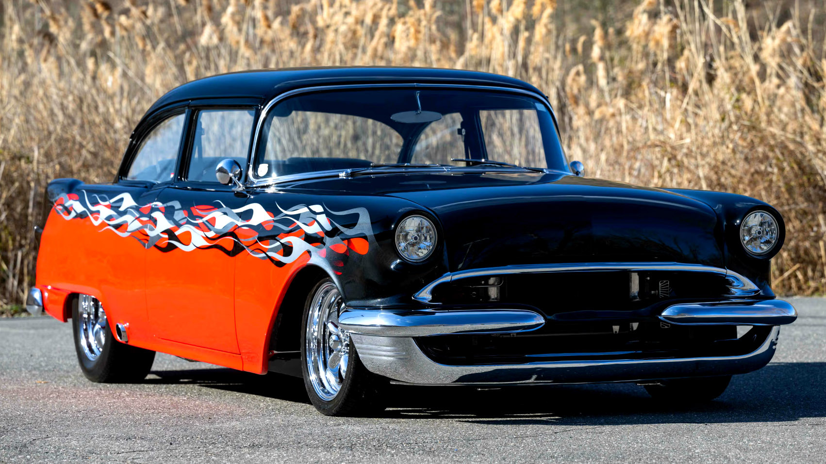 Pontiac Chieftain 1955 года: рестомод с двигателем V8 объемом 8,3 л и характером драгстера
