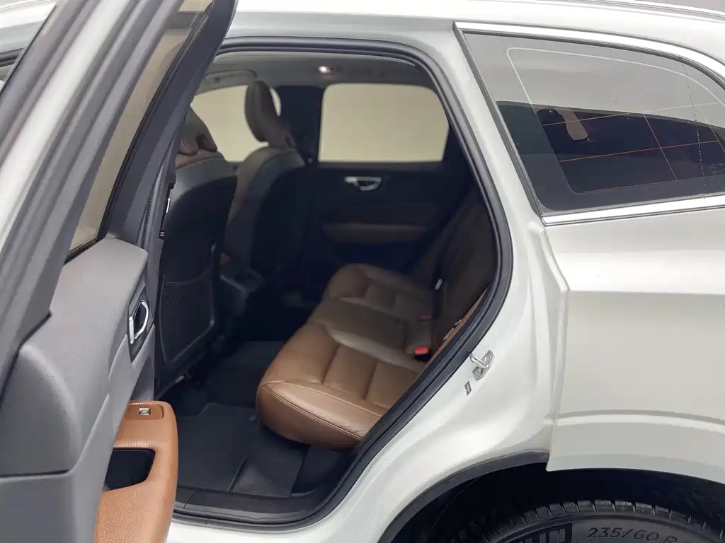 Volvo XC60 2020 T5 AWD Momentum Luxury Edition