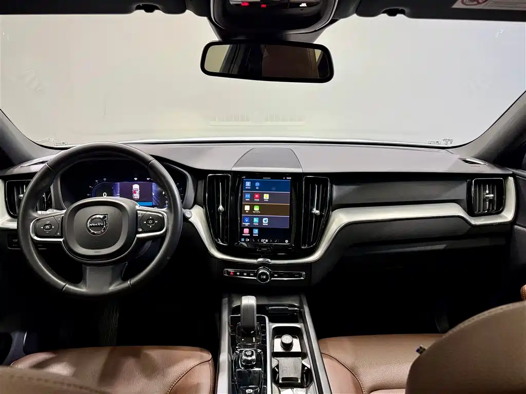 Volvo XC60 2022 B5 AWD Momentum Luxury Edition