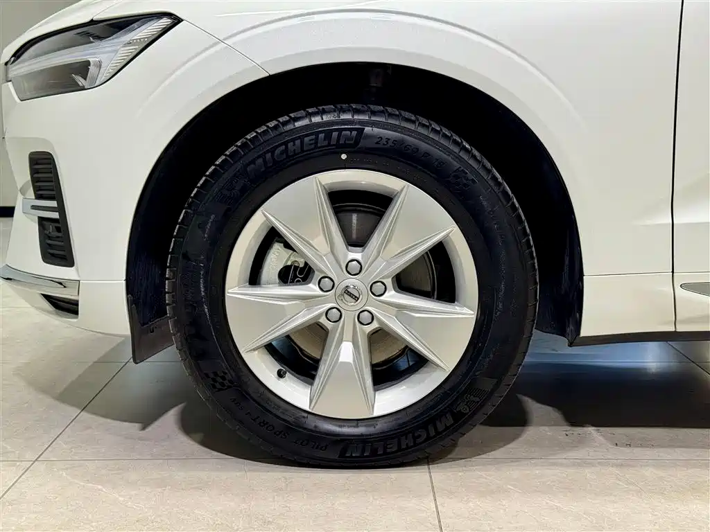 Volvo XC60 2022 B5 AWD Momentum Luxury Edition
