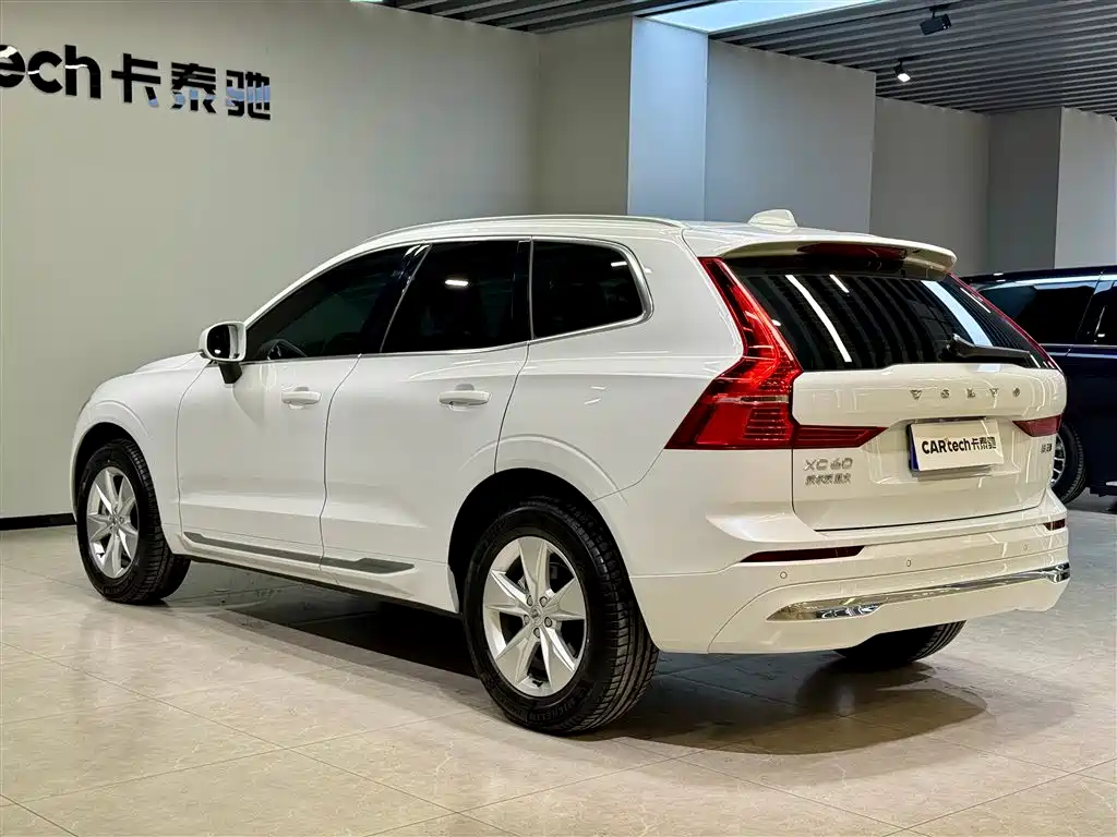 Volvo XC60 2022 B5 AWD Momentum Luxury Edition