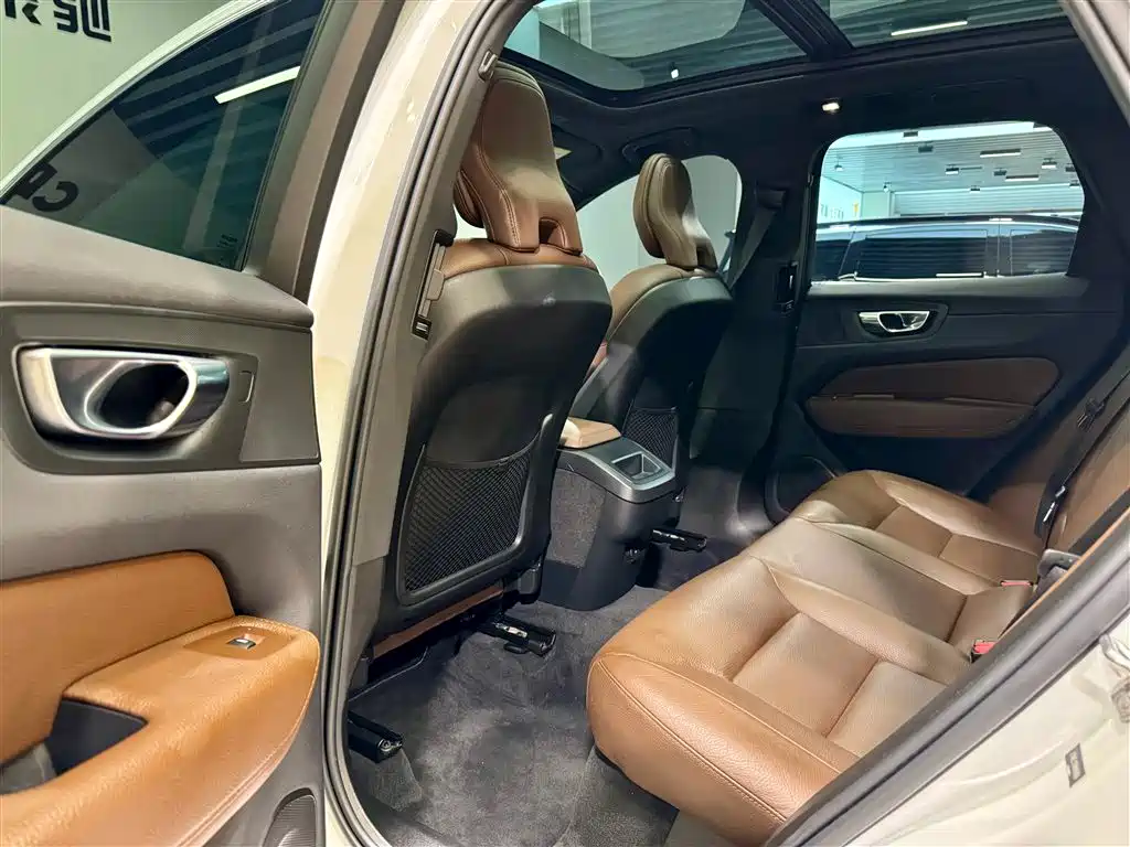 Volvo XC60 2022 B5 AWD Momentum Luxury Edition